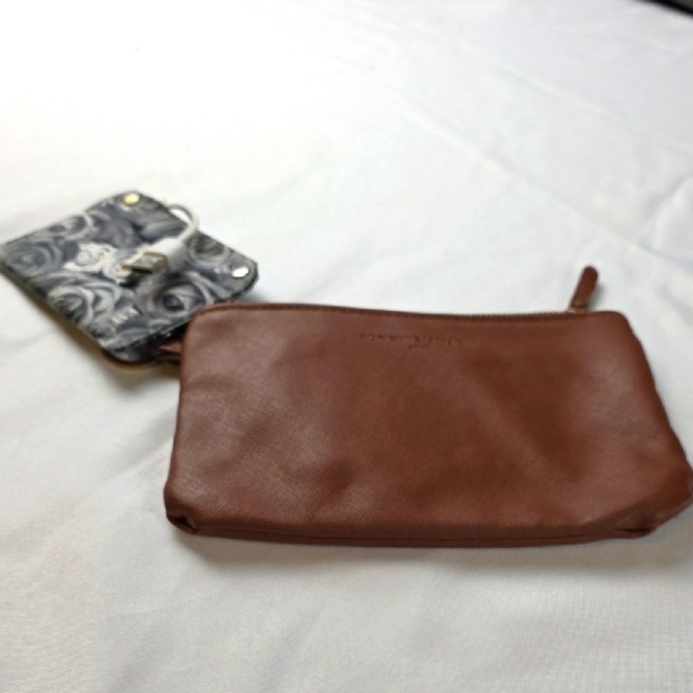 Adrienne Vittadini‎ Women's Phone Charging Wristlet Purse Caramel Brown 8x5 EUC
